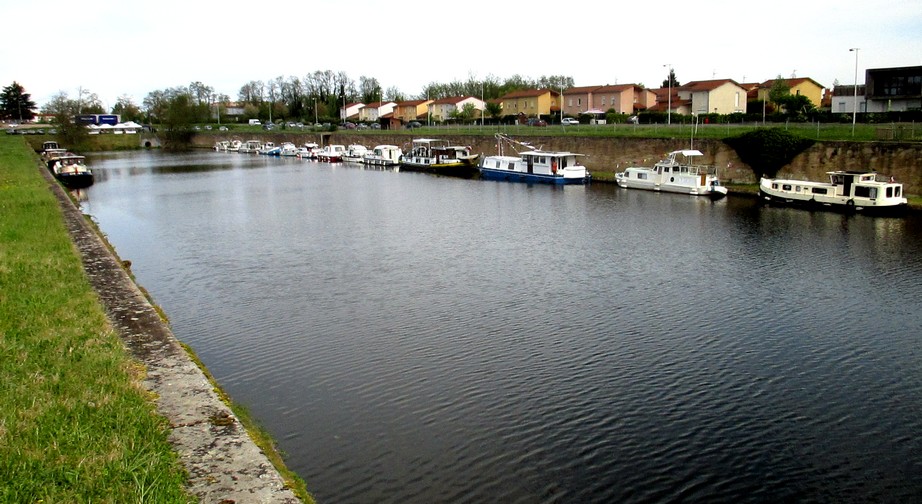 canal de Digoin à Roanne, péniche d'argile et d'eau, le printemps de l'Oudan