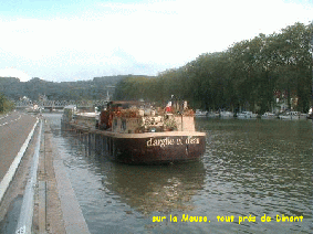 la péniche d'argile et d'eau sur la Meuse